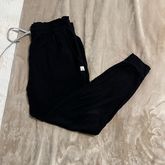 Vuori Black Performance Joggers SZ small - Picture 1 of 9